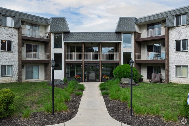 Building Photo - White Bear Royal Rental