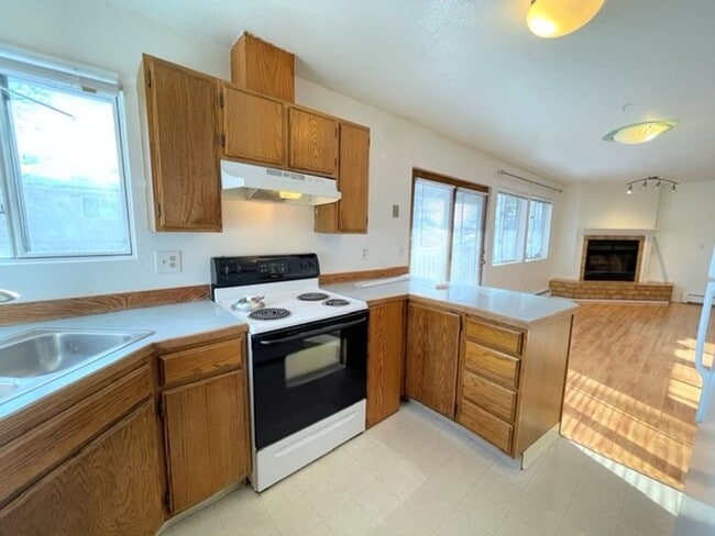 Building Photo - RARE FIND! Spacious and bright three bedro...