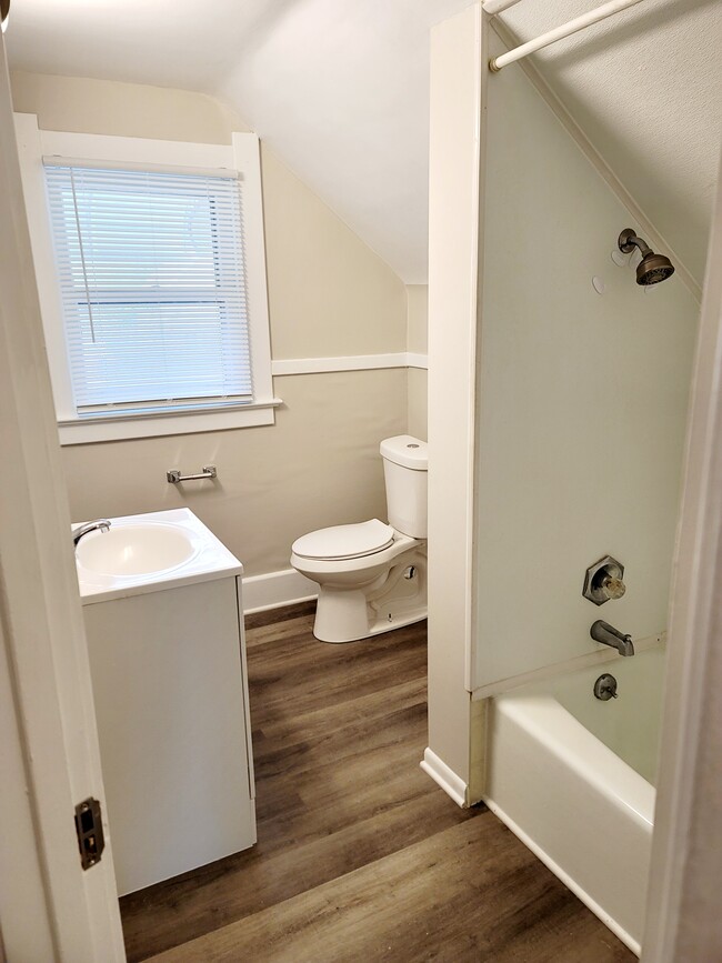 Bathroom - 3933 Homewood Ave Unit 2