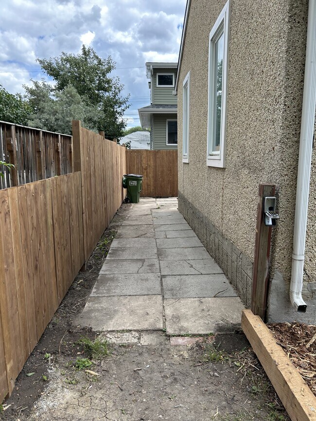 Photo - 12039-12055 55 St NW Unit Upper G2