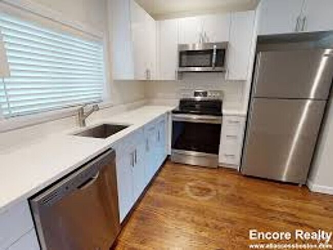 Building Photo - Large Unit in Brookline Village, In-Unit W... Rental