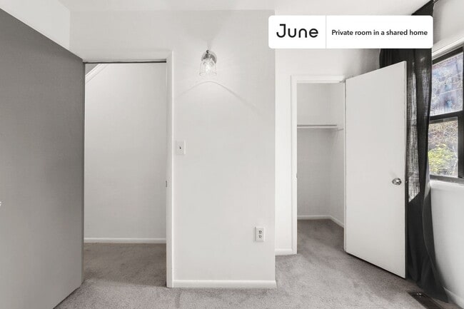 Photo - Room in Shared 5 bed/3 bath home Unidad 2A