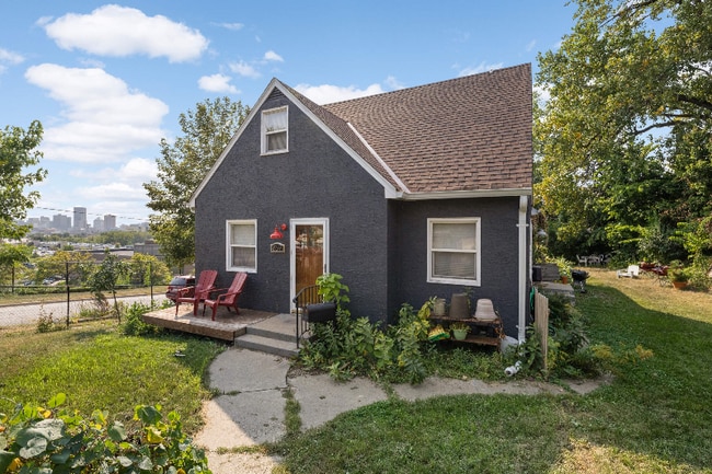 Building Photo - 869 Arkwright St N Rental