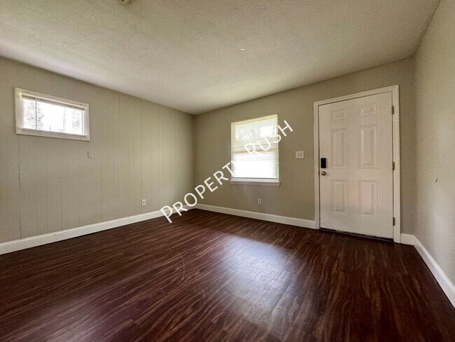 Photo - 6303 Walden Ave Unidad B