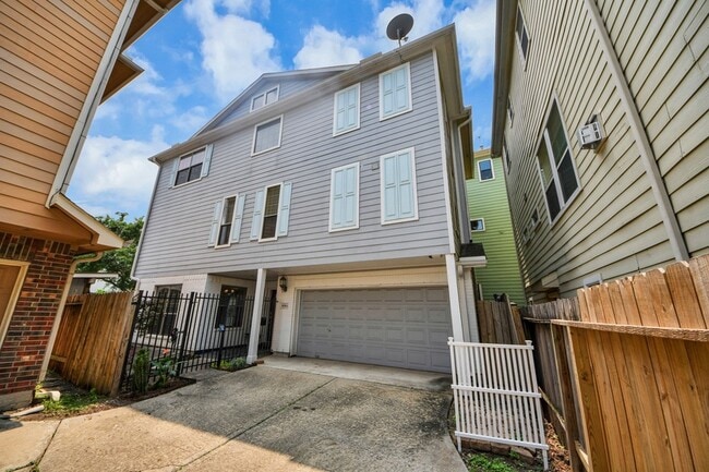 Photo - 908 W 26th St