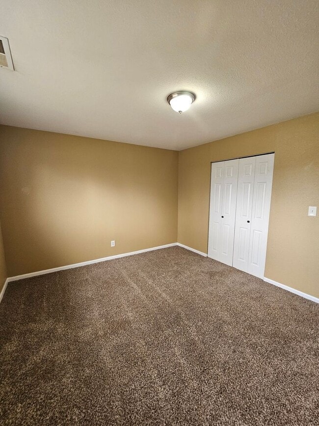 Photo - 900-902 Lindberg Ln