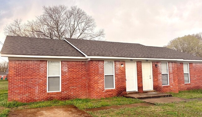 Building Photo - 11 Susan Cv Unit L