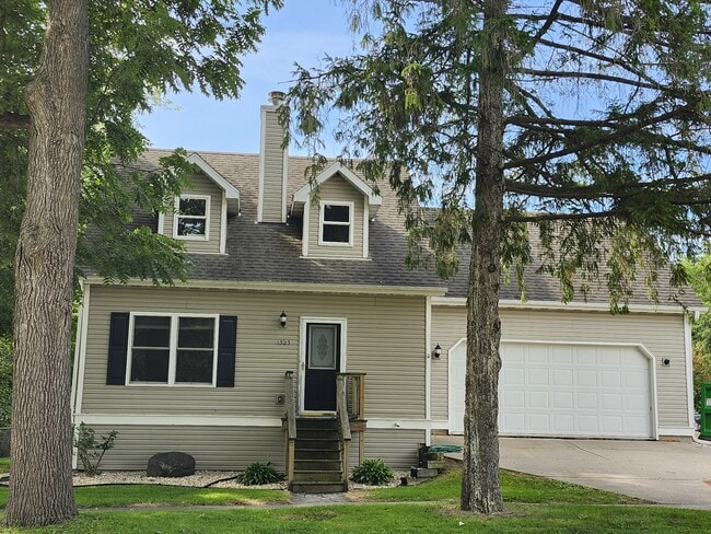 Building Photo - 1323 W Main St