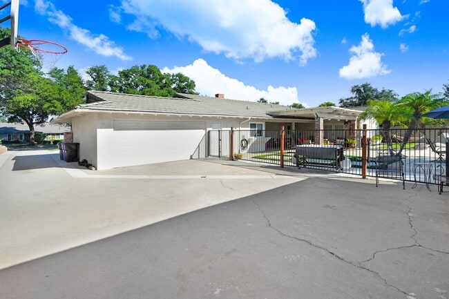 Building Photo - 1913 N Vallejo Way Unit 1913 N Vallejo Way #B