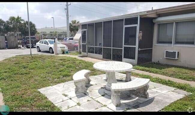 Building Photo - 2213 Lincoln St Rental