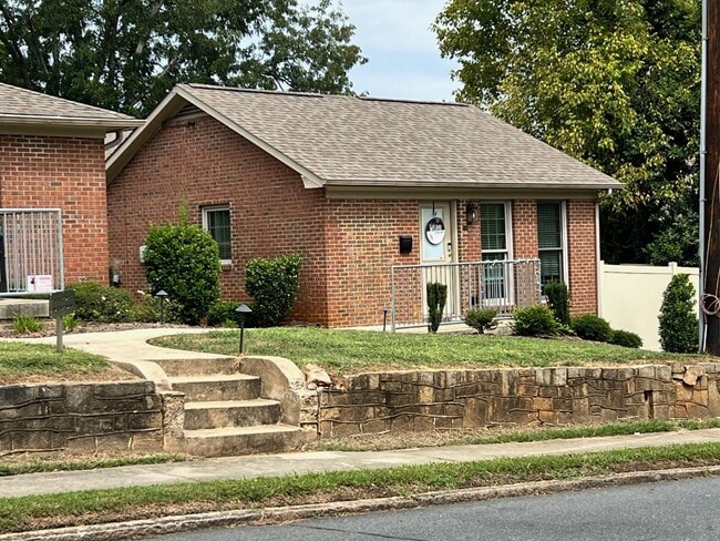 Building Photo - 122 N Ellis St Unit 122 Ellis