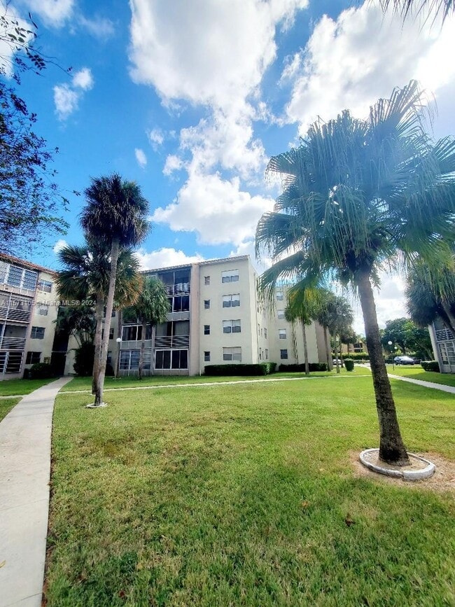 Building Photo - 1830 N Lauderdale Ave Unit 4110 Rental
