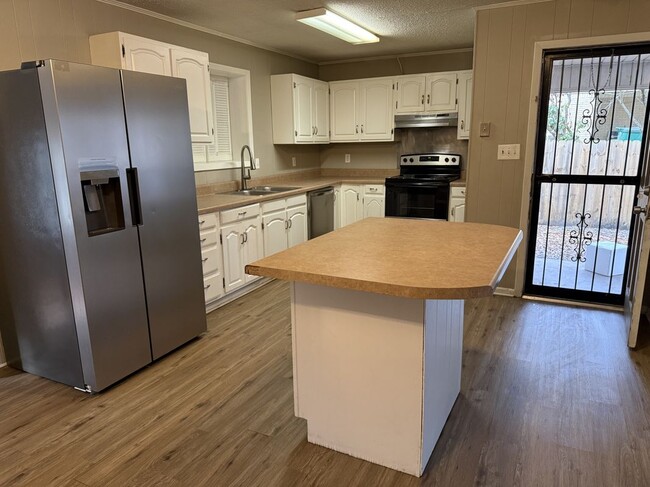 Photo - 2403 Danny St