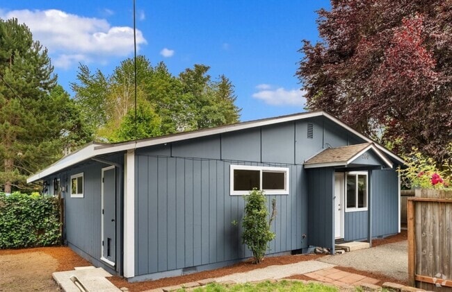 Building Photo - Modern 2 Bed, 1 Bath Duplex in Prime Olde ... Rental