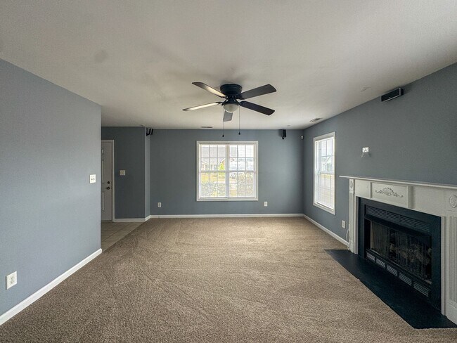 Photo - Spacious 3 Bed 2.5 Bath Home with Fenced Backyard