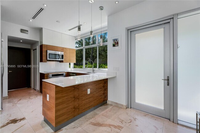 Building Photo - 548 Fernwood Rd