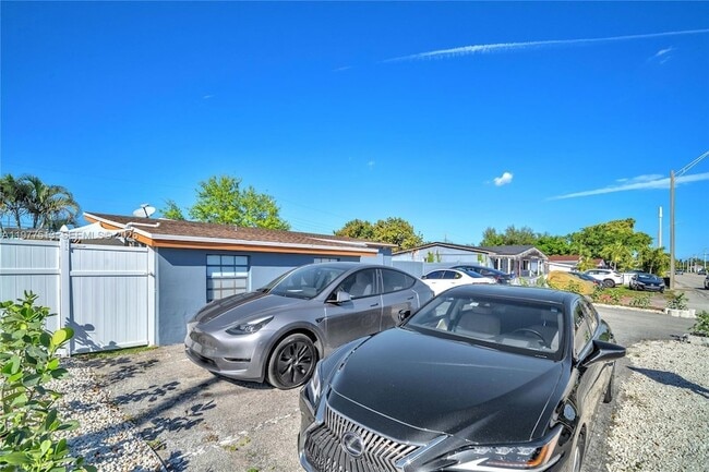 Photo - 7151 Taft St Unidad B