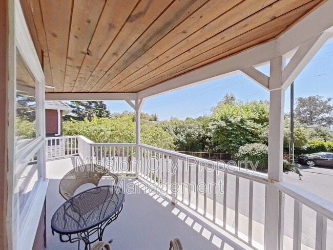 Photo - 2570 Lillie Ave
