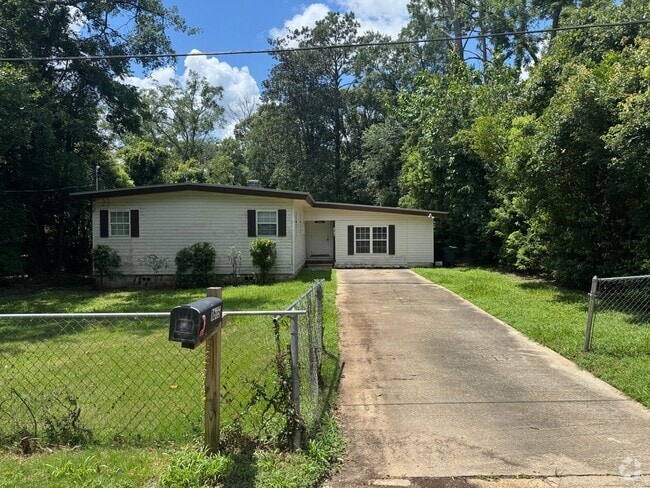 Building Photo - Four Bedroom, Two Bathroom House Near FSU