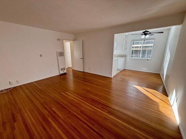 Photo - Victory, 1700-1702 Unit 1700 #C