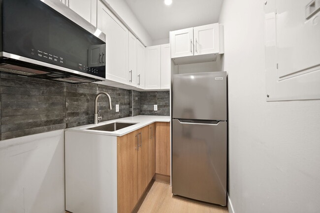 Building Photo - 1600 Rue Alexandre-DeSève