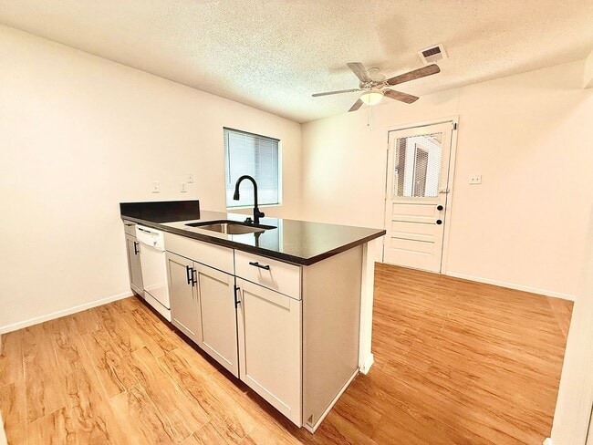 Photo - 1118/1120 Hazelton Unit 1118 Hazelton