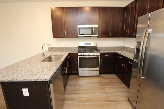 Photo - Waterfront- Year Round Community! Unidad 309