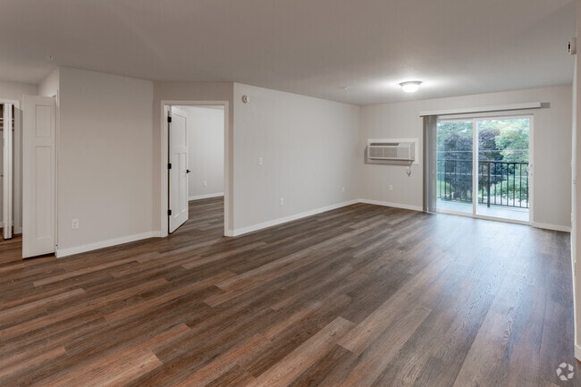 2BR, 1BA - 924SF - Living Room