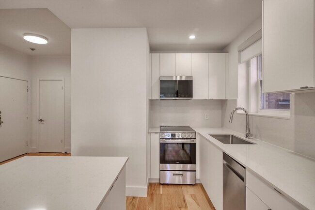 Photo - 4930 Queen-Mary