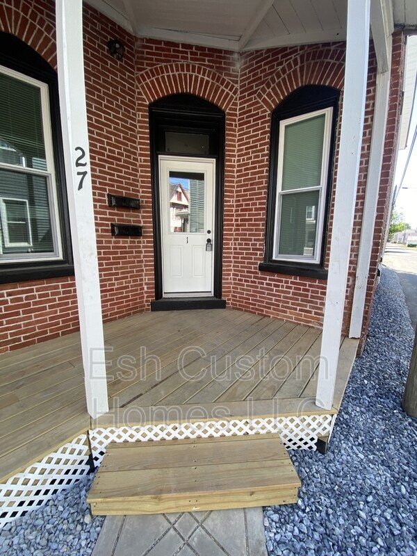 27 W Ferdinand St