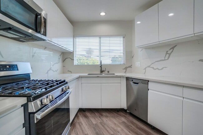 Building Photo - 715 N Marlborough Ave Unit 07