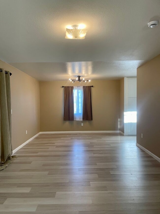 Photo - 4 BED/2.5 BATH HOUSE LOCATED IN THE LAKE K...