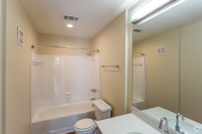 2BR, 2BA - Birch/ 1400 SF - Bathroom - Hillmeade
