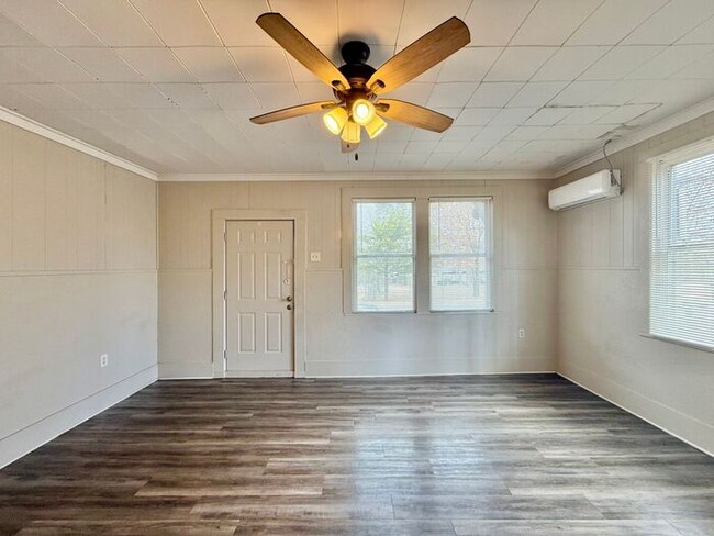 Photo - Charming 2 Bed, 1 Bath Unit!