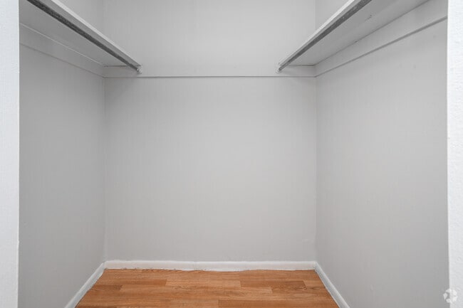 2BR, 1BA - 860SF - Walk-In Closet
