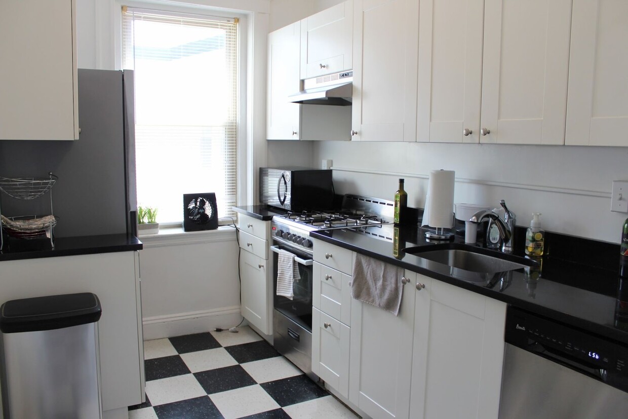 Large 2 bed located near the Green Line in... - Large 2 bed located near the Green Line in...