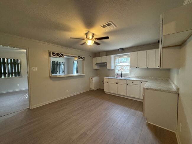 Photo - 616 E 11th St