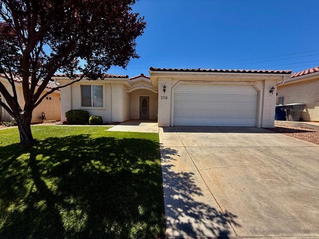 Building Photo - 3 Bedroom 2 Bath - Canyon View