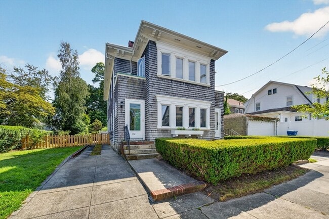 Building Photo - 370 Maple St Unit 1