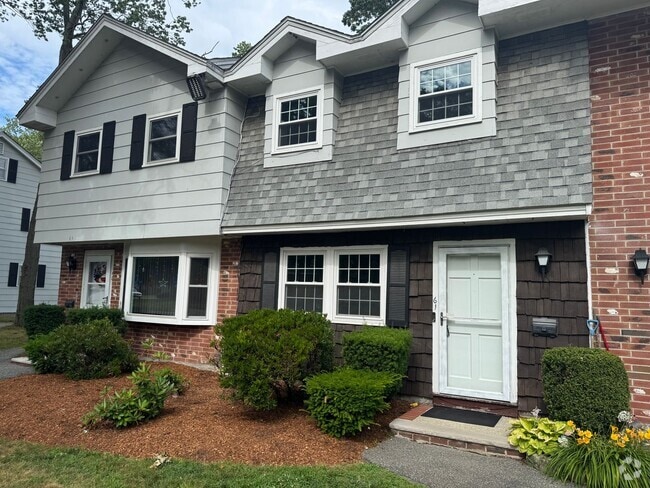 Building Photo - Refreshed 2 Bed 1.5 Bath Townhouse | Pet O...
