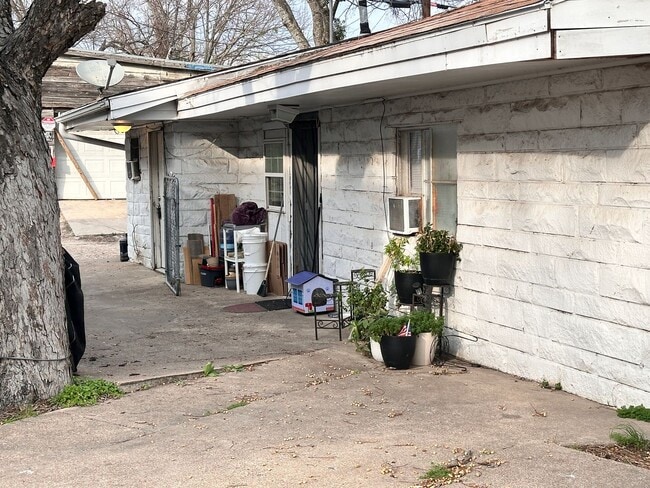 Building Photo - 611 S 25th St Unit 8