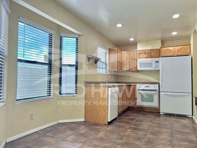 Photo - 820 W University Dr