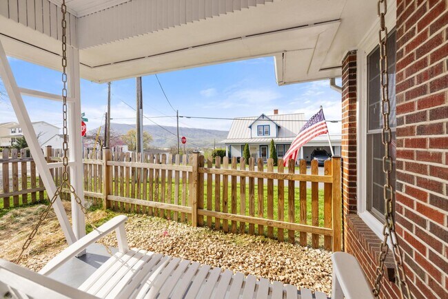 Photo - 389 Thompson St