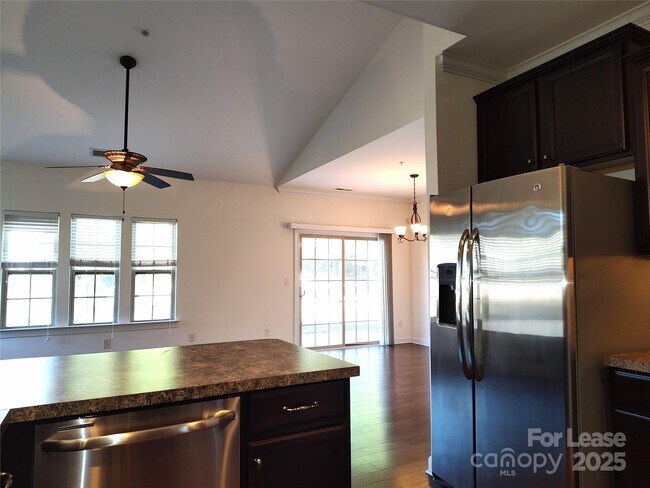 Photo - 14616 Juventus St