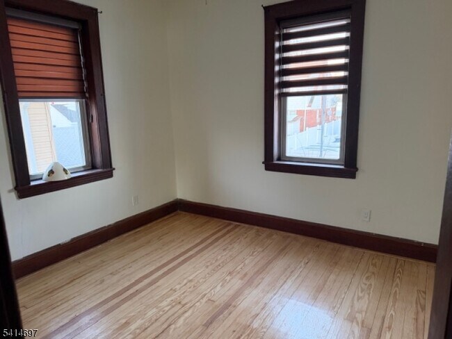 Photo - 719-723 E 30th St