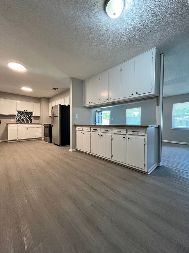 Photo - 203 Lynn Ln