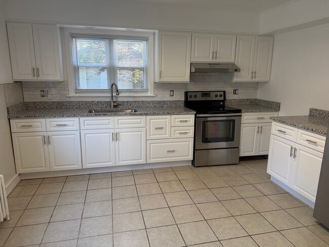 Building Photo - 1018 New Holland Rd Unit First Floor