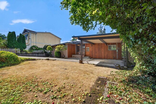 Photo - Cool Retro Rambler with daylight basement. 3 bedrooms 2 bathrooms. Beautiful West Kent Valley Vi...