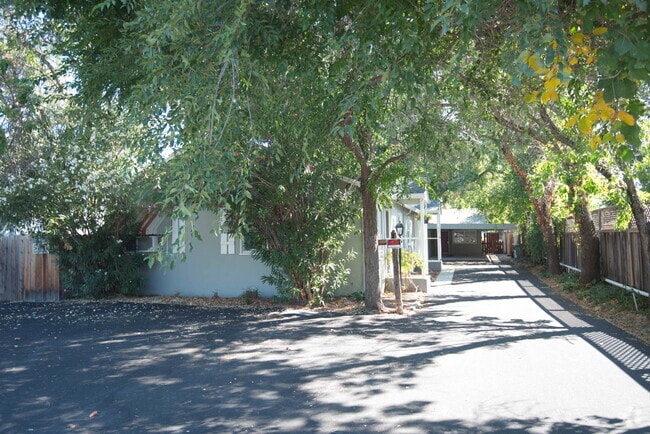 Building Photo - 16 Pleasant Valley Dr Unit 16 Pleasant Valley Dr Rental