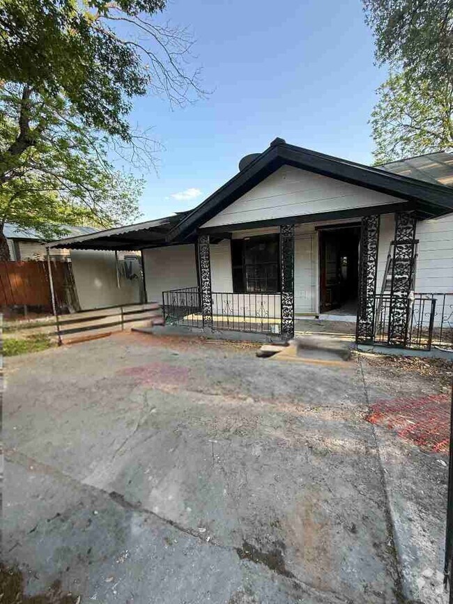 Building Photo - Section 8 Welcome – 4 Bed, 2 Bath Home Nea...